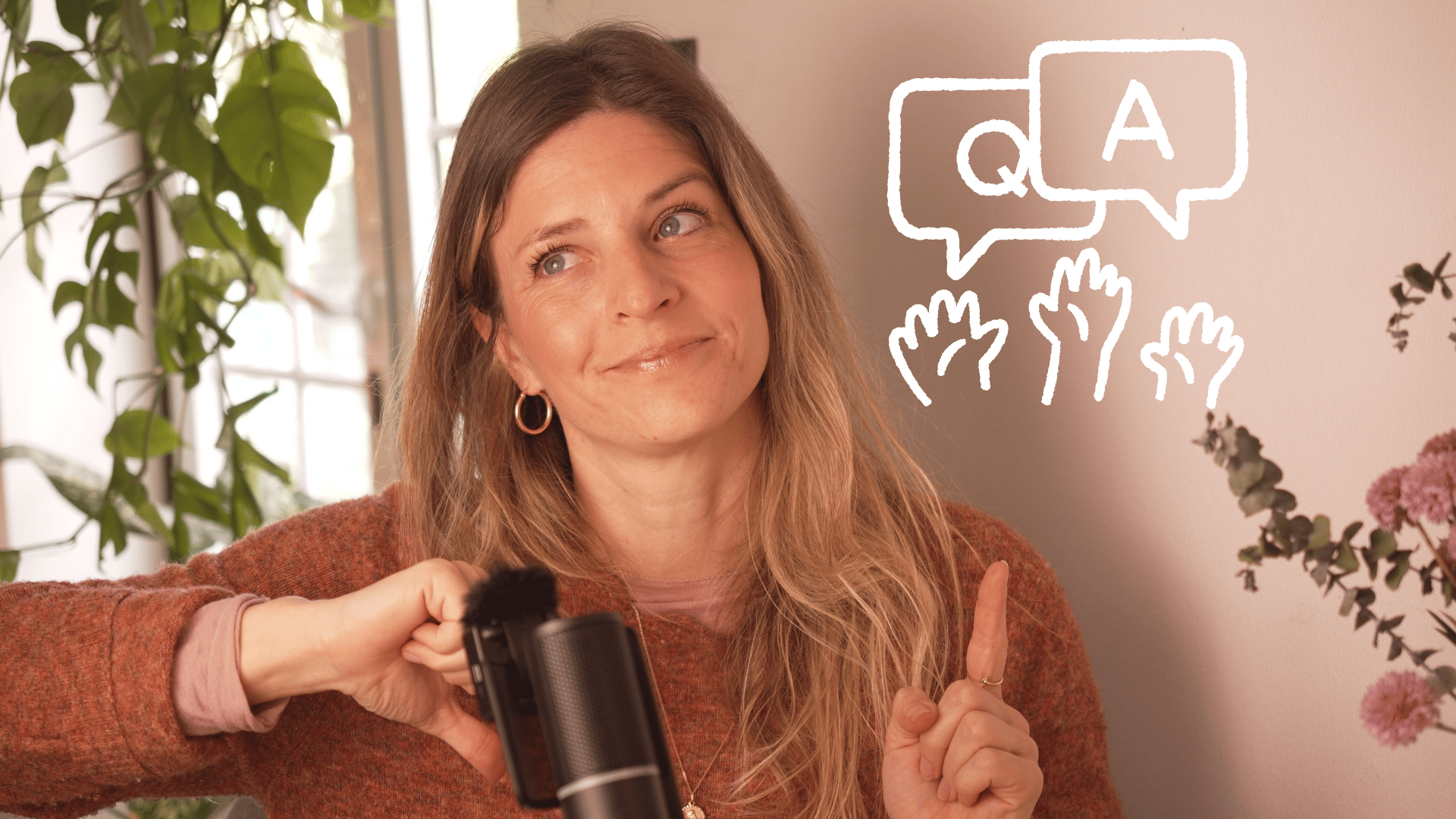 Foto: Verena mit Mikrofon, dazu eine Q&A-Sprechblasen-Grafik – Symbolbild für Live-Calls mit Verena